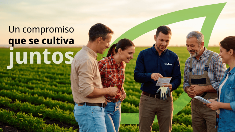 Foto de agricultores conversando en un campo con el texto «Un compromiso que crece juntos»